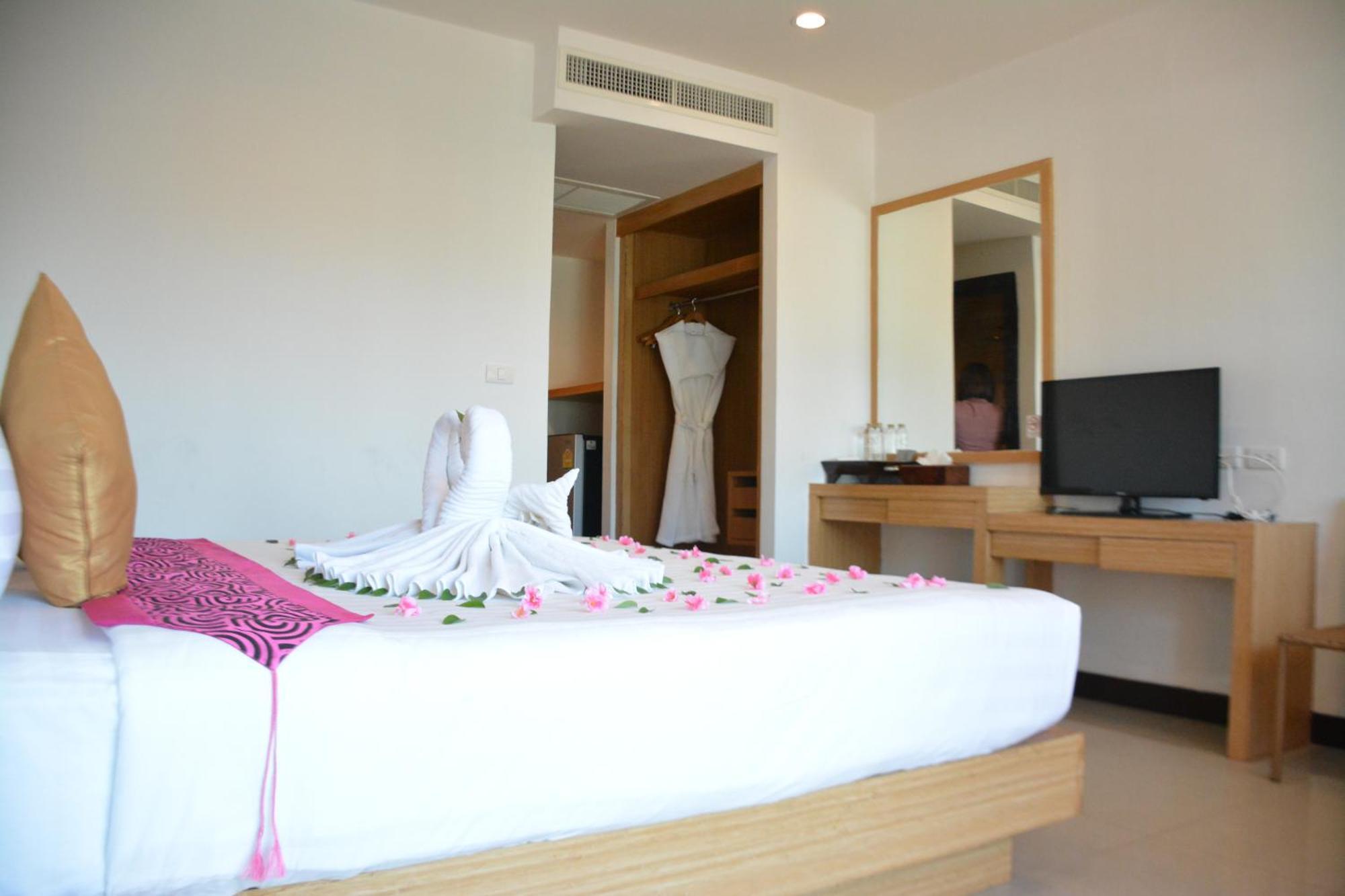 Zephyr Grand Hotel Patong Buitenkant foto
