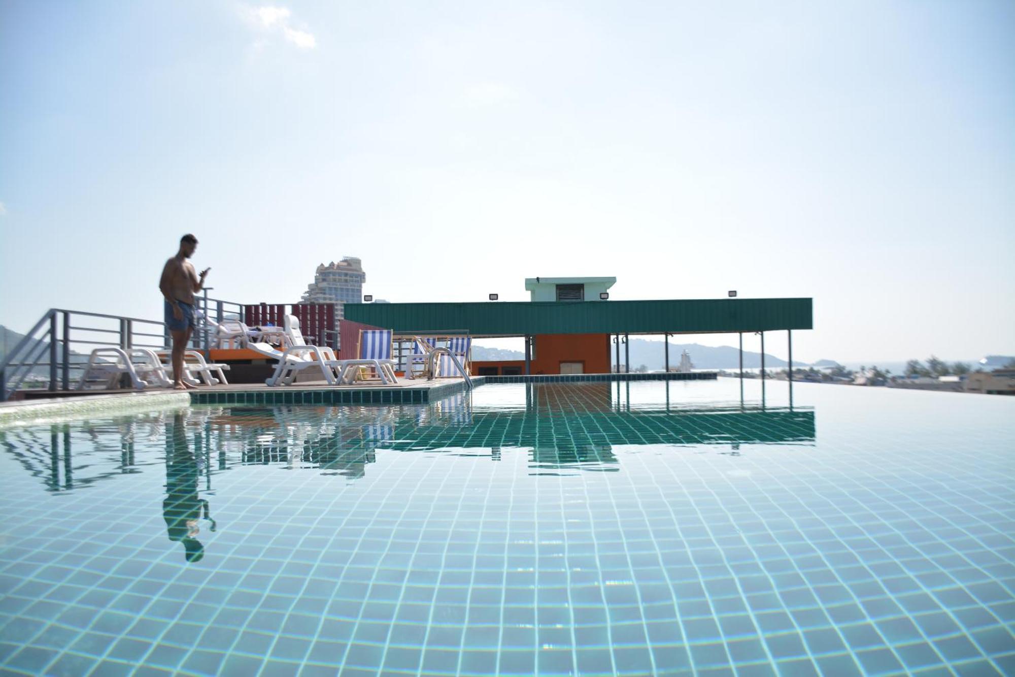 Zephyr Grand Hotel Patong Buitenkant foto