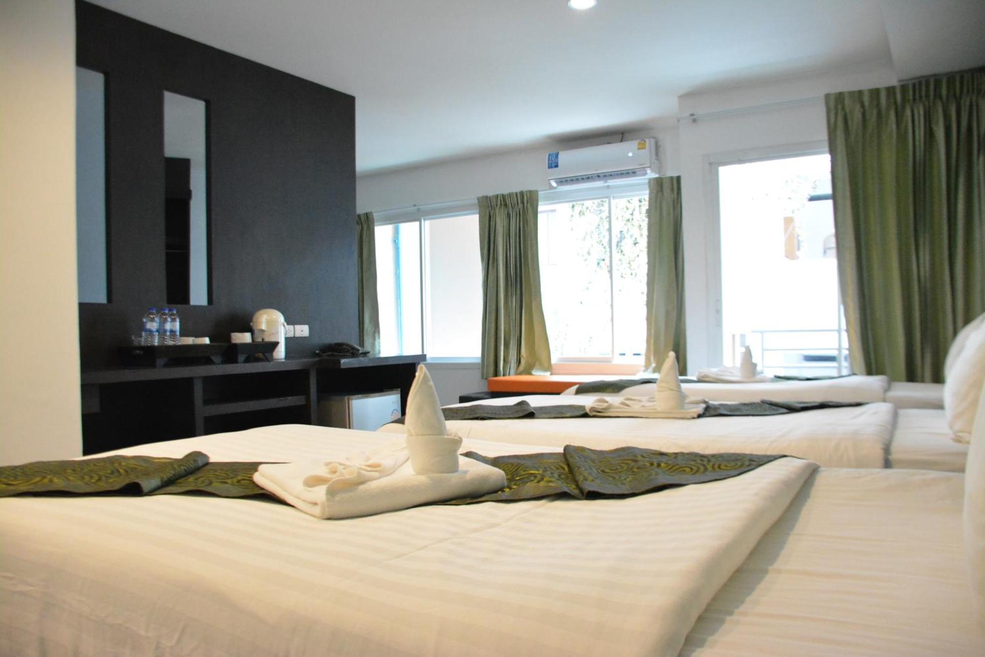 Zephyr Grand Hotel Patong Buitenkant foto