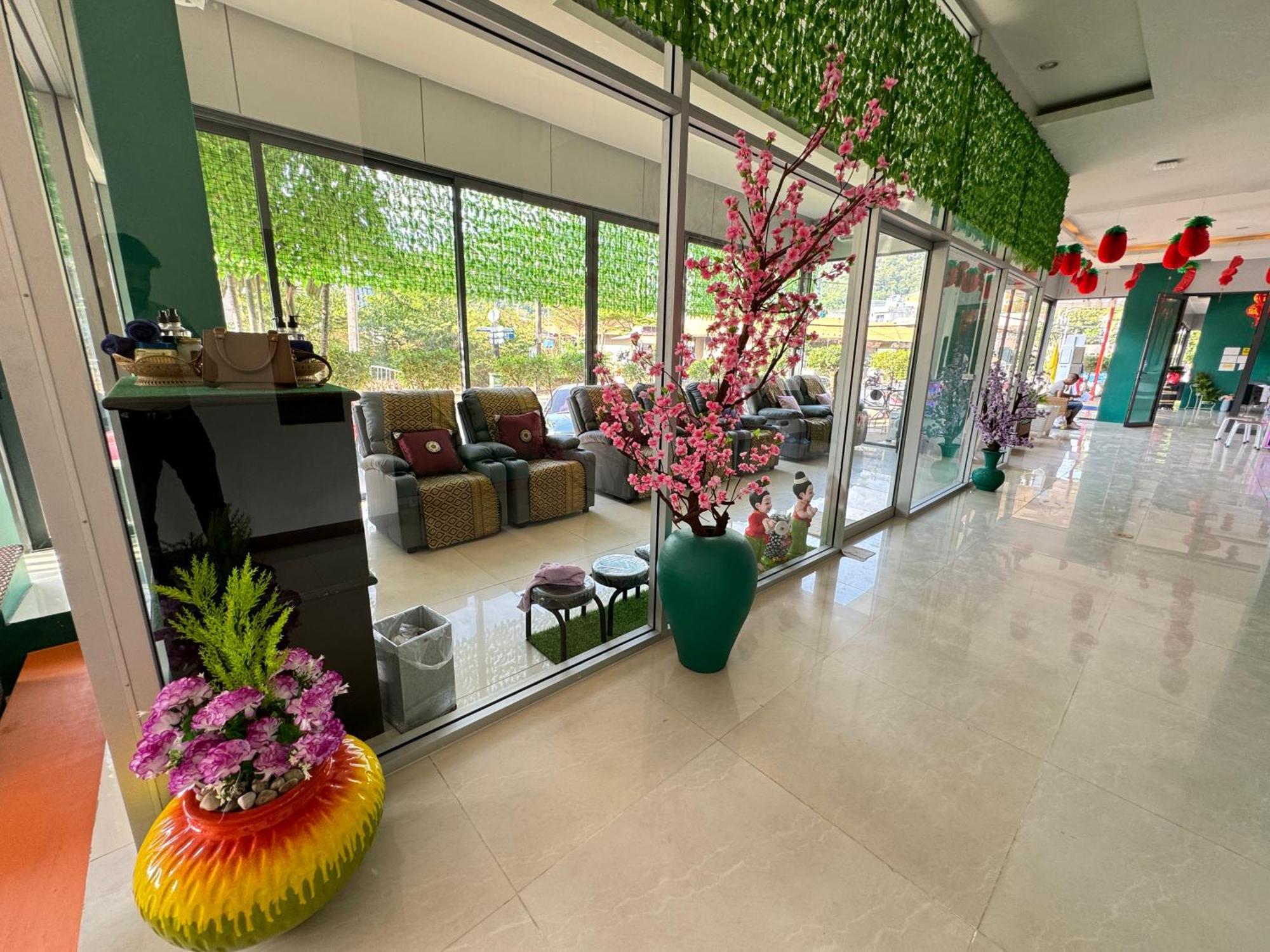 Zephyr Grand Hotel Patong Buitenkant foto