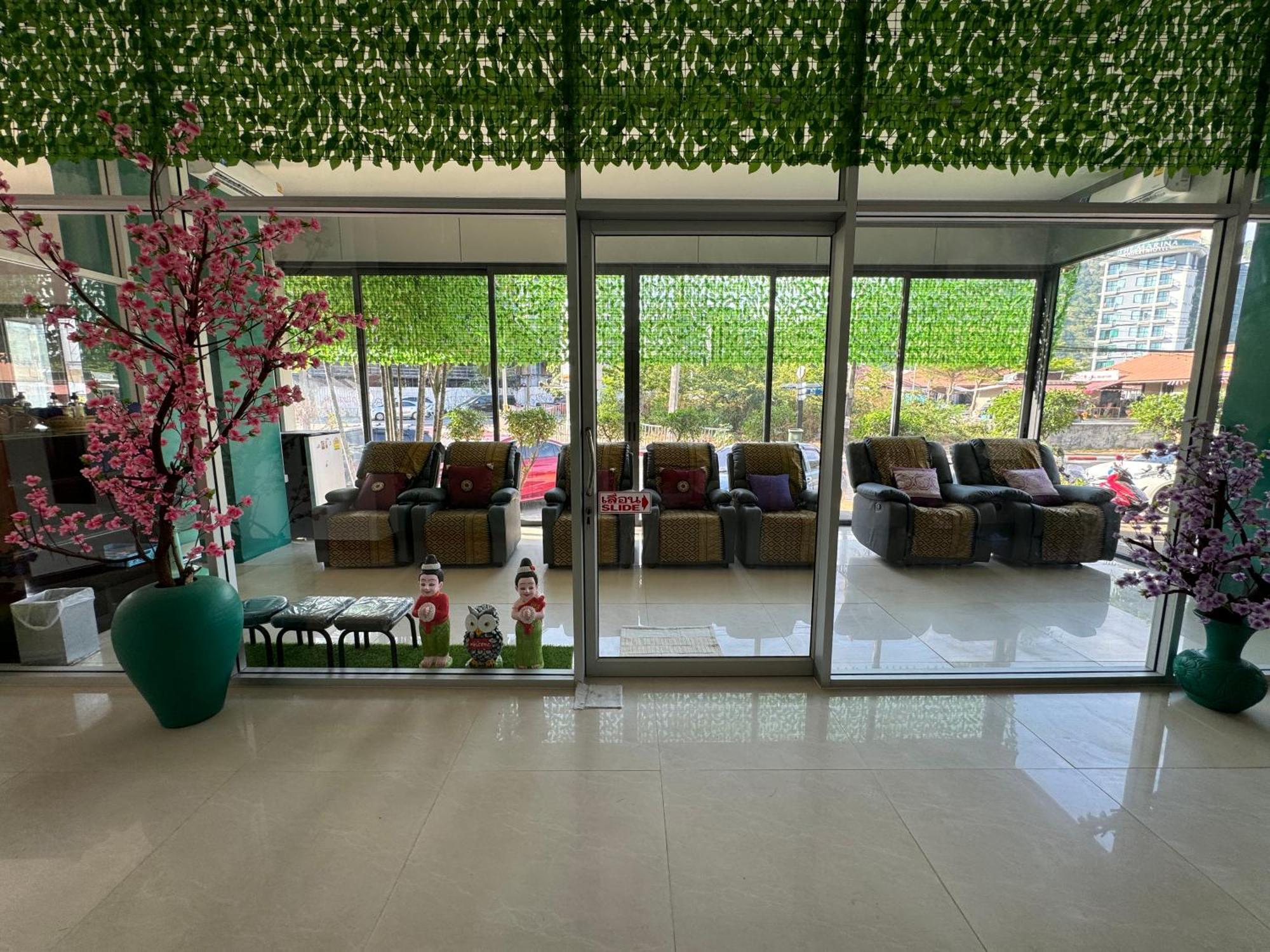 Zephyr Grand Hotel Patong Buitenkant foto
