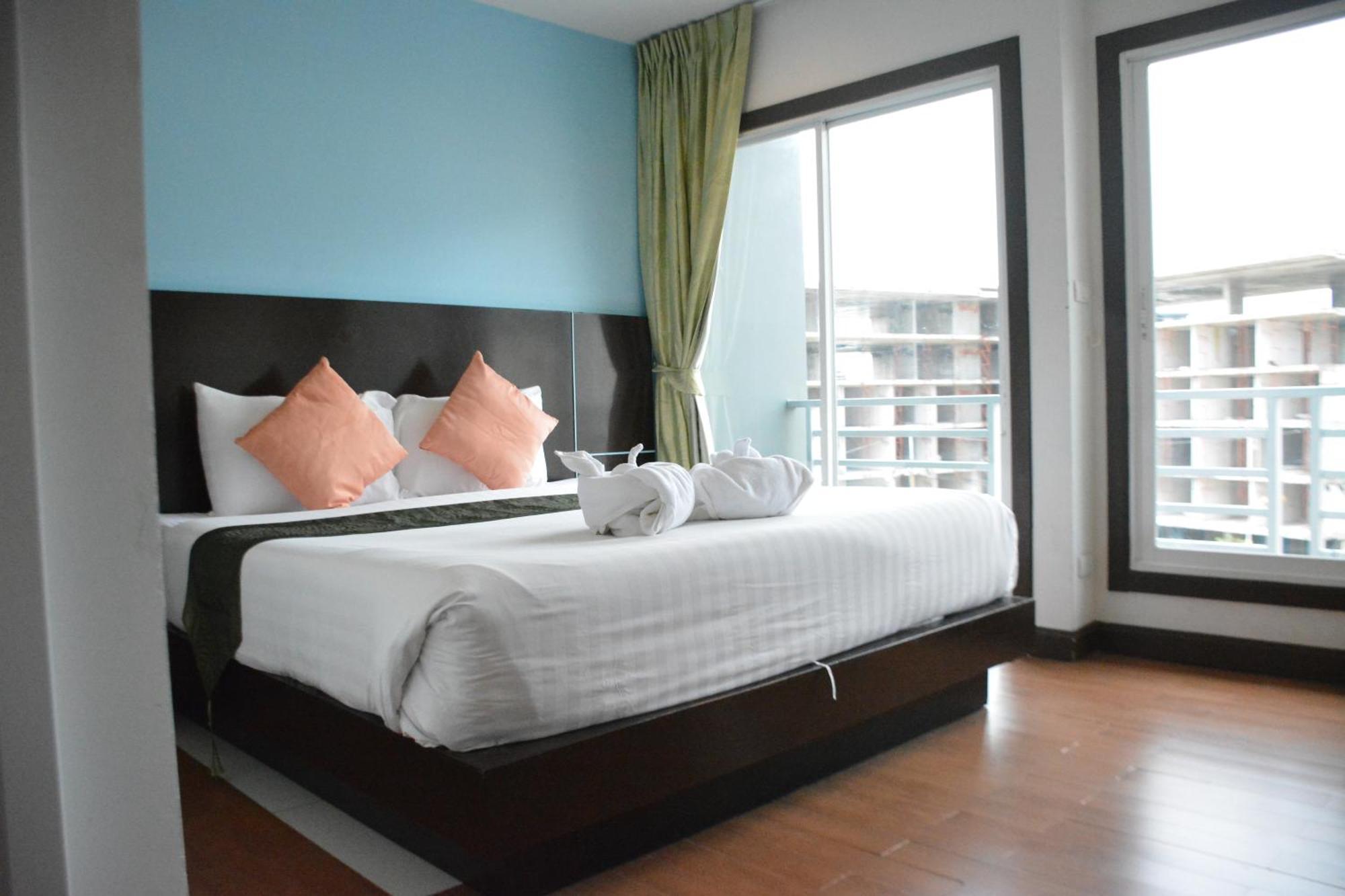 Zephyr Grand Hotel Patong Buitenkant foto