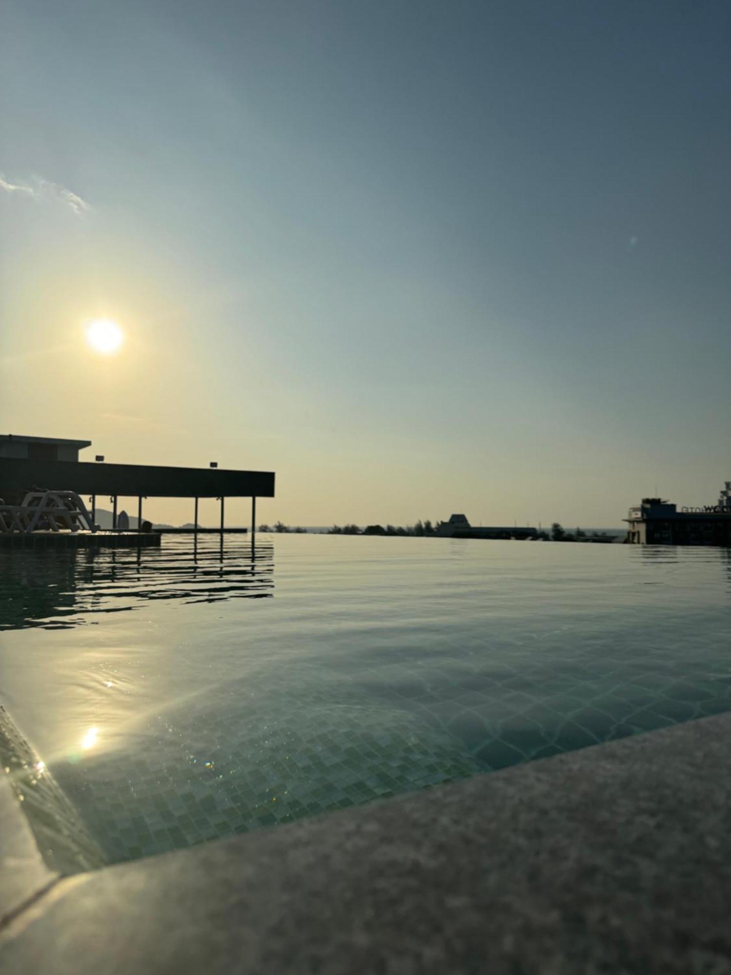 Zephyr Grand Hotel Patong Buitenkant foto