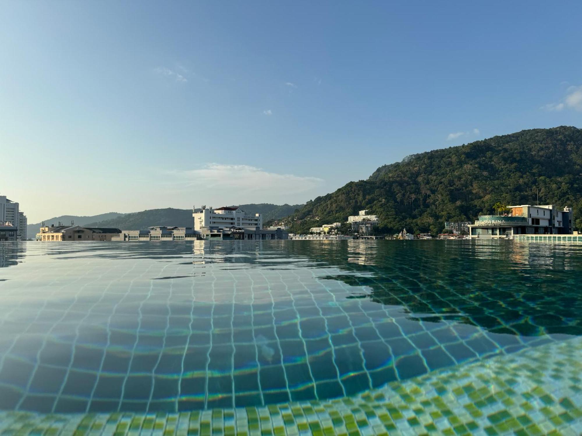 Zephyr Grand Hotel Patong Buitenkant foto