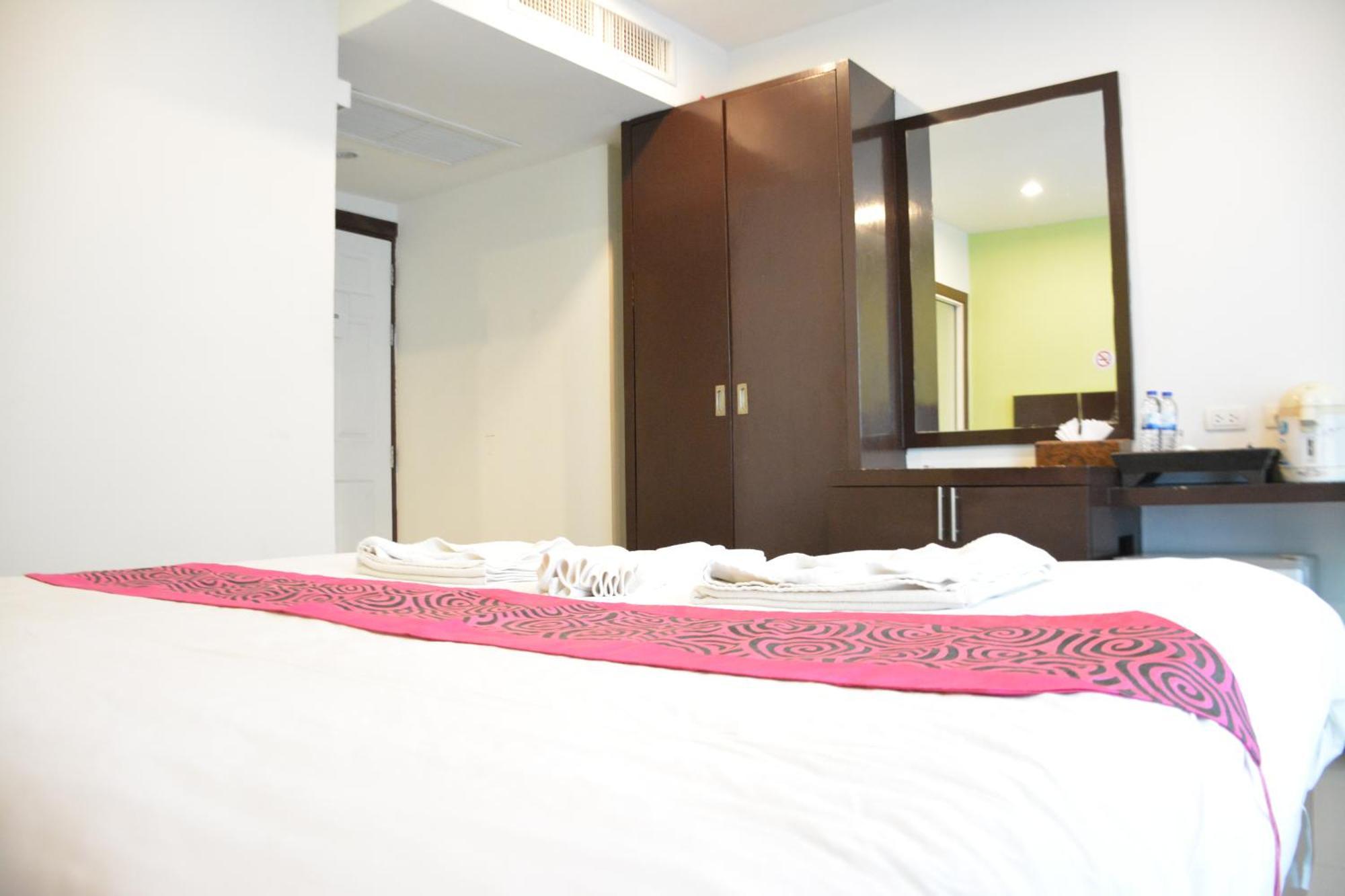 Zephyr Grand Hotel Patong Buitenkant foto