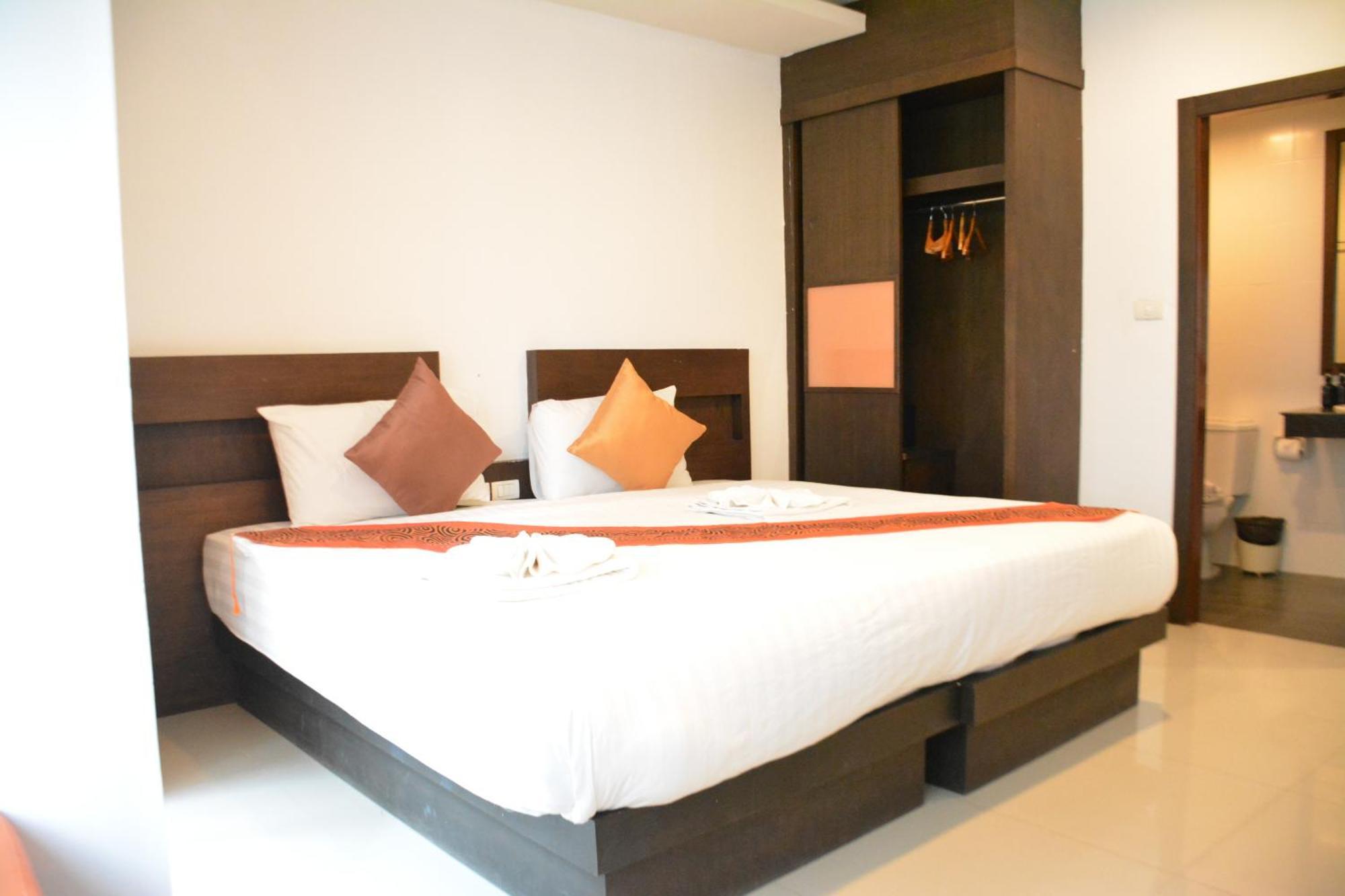 Zephyr Grand Hotel Patong Buitenkant foto