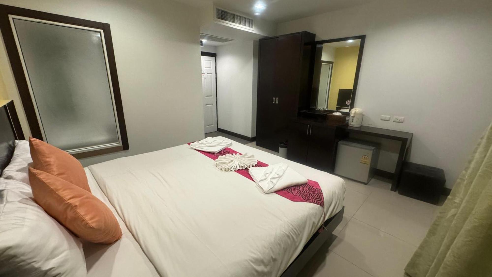 Zephyr Grand Hotel Patong Buitenkant foto