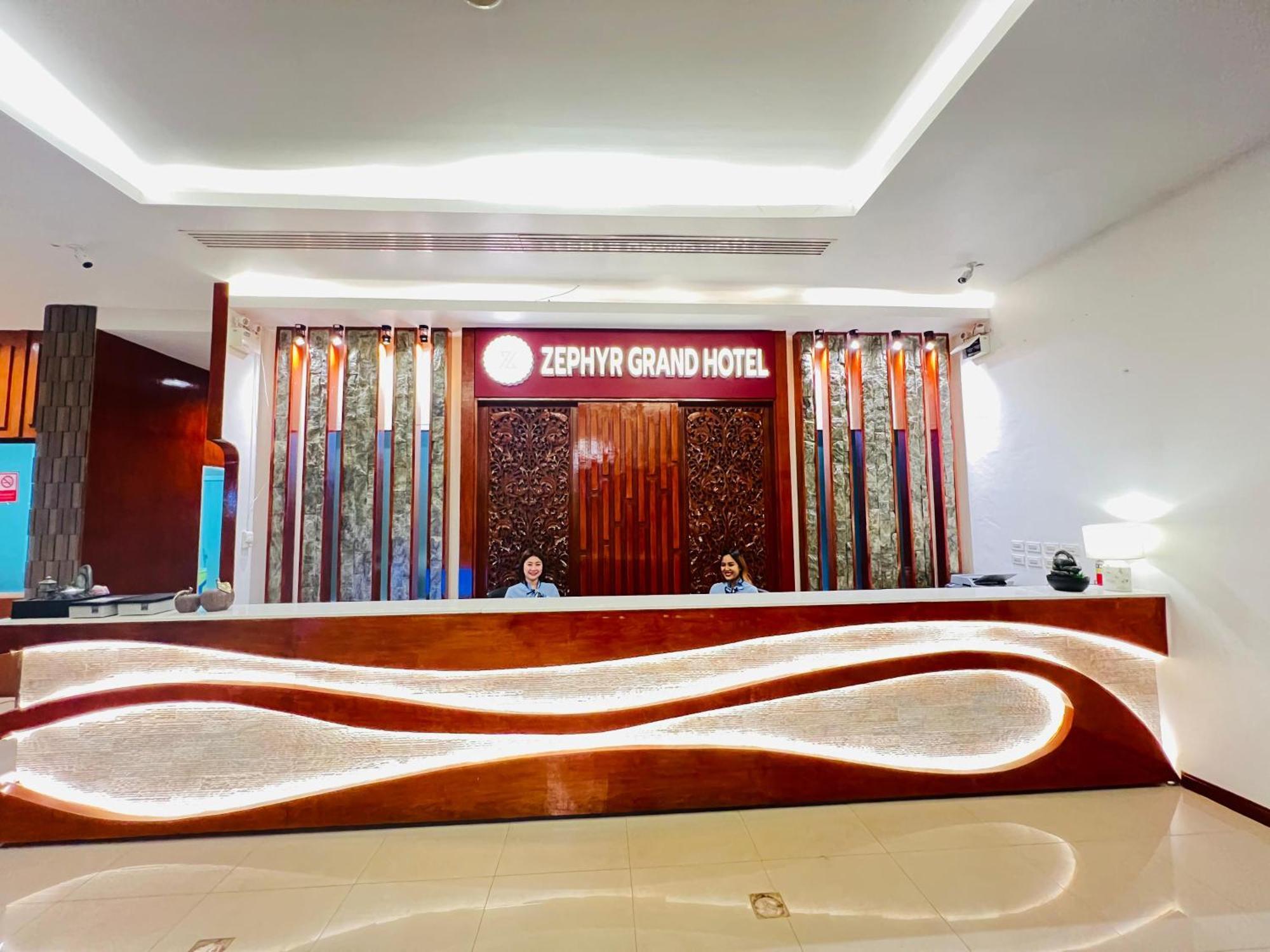 Zephyr Grand Hotel Patong Buitenkant foto