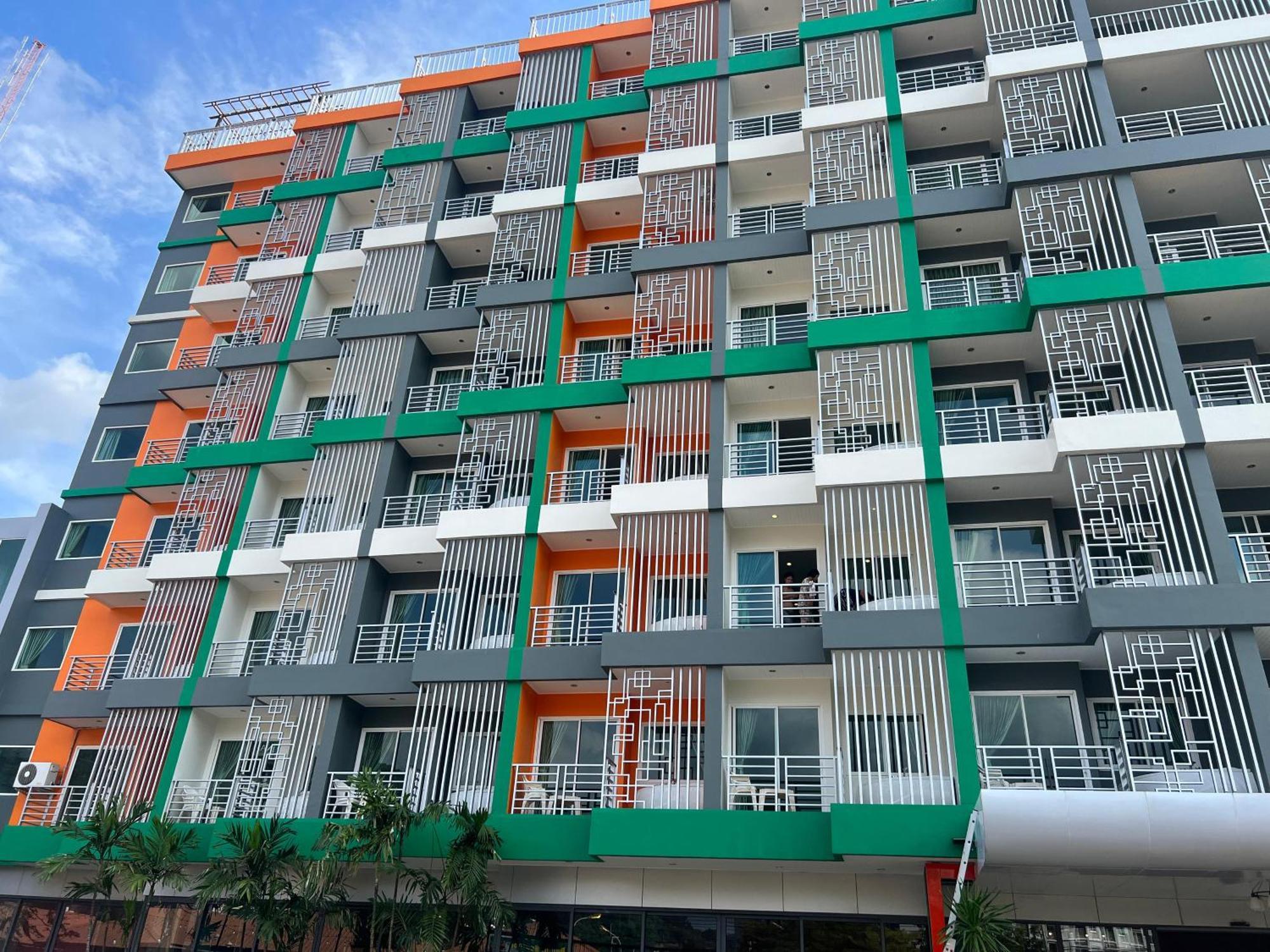 Zephyr Grand Hotel Patong Buitenkant foto