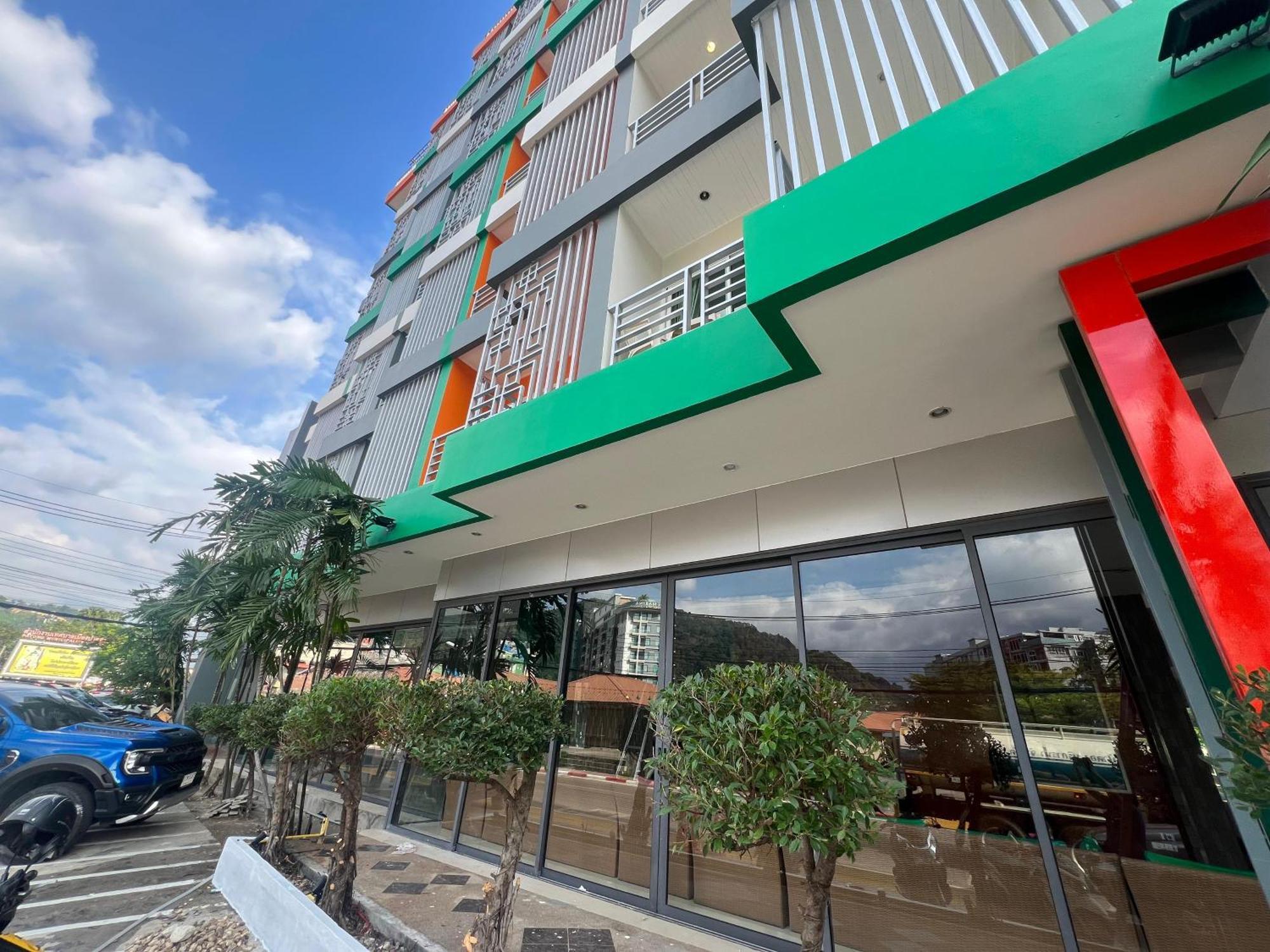 Zephyr Grand Hotel Patong Buitenkant foto