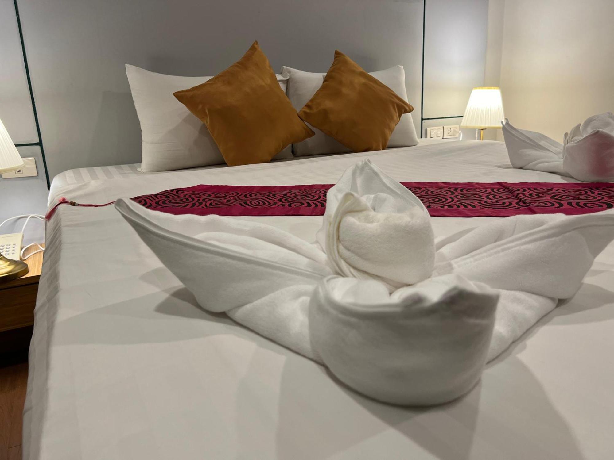 Zephyr Grand Hotel Patong Buitenkant foto