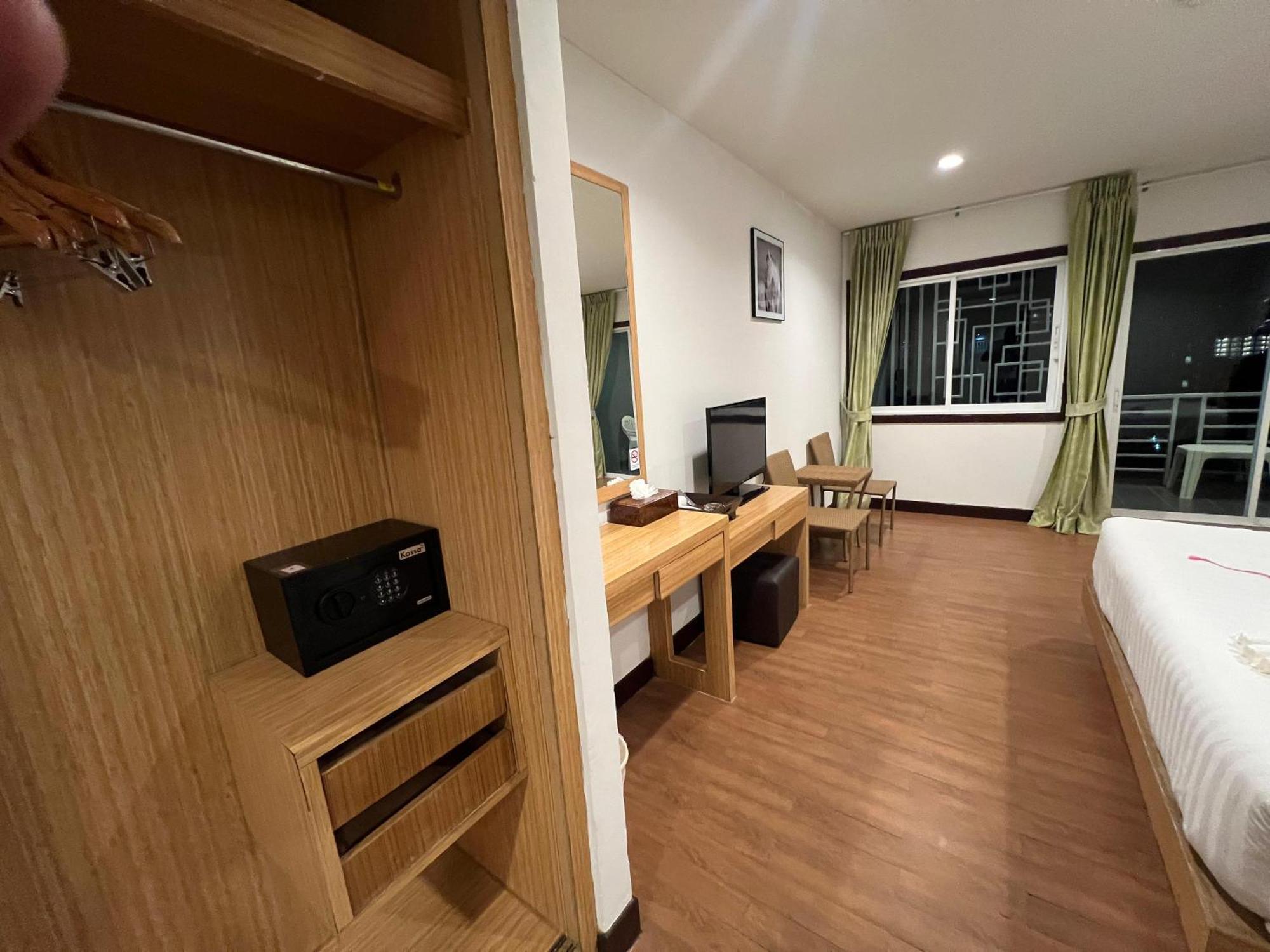 Zephyr Grand Hotel Patong Buitenkant foto