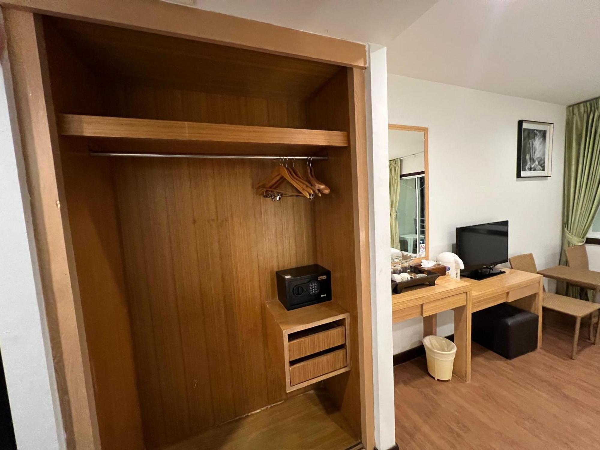 Zephyr Grand Hotel Patong Buitenkant foto