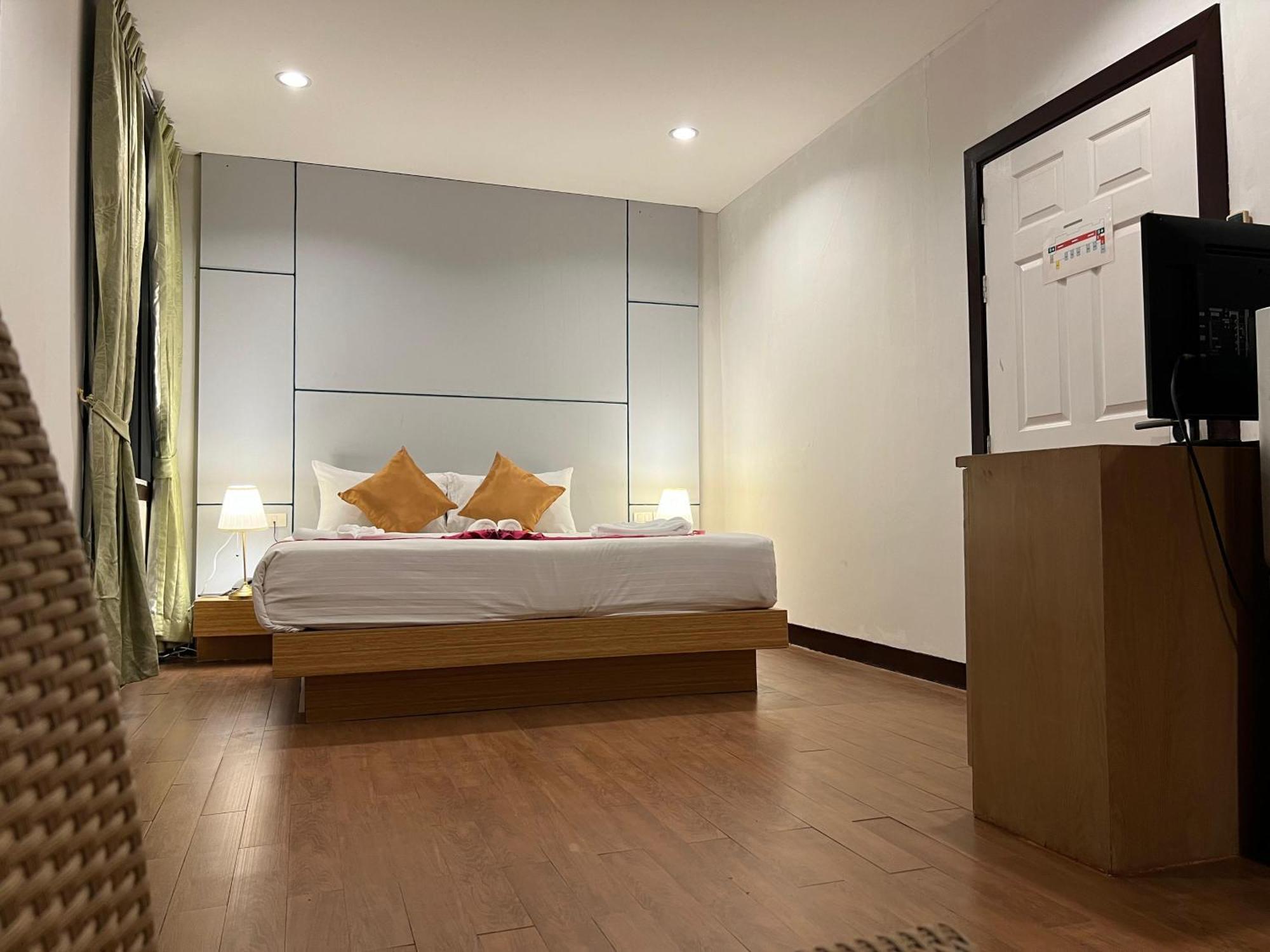 Zephyr Grand Hotel Patong Buitenkant foto