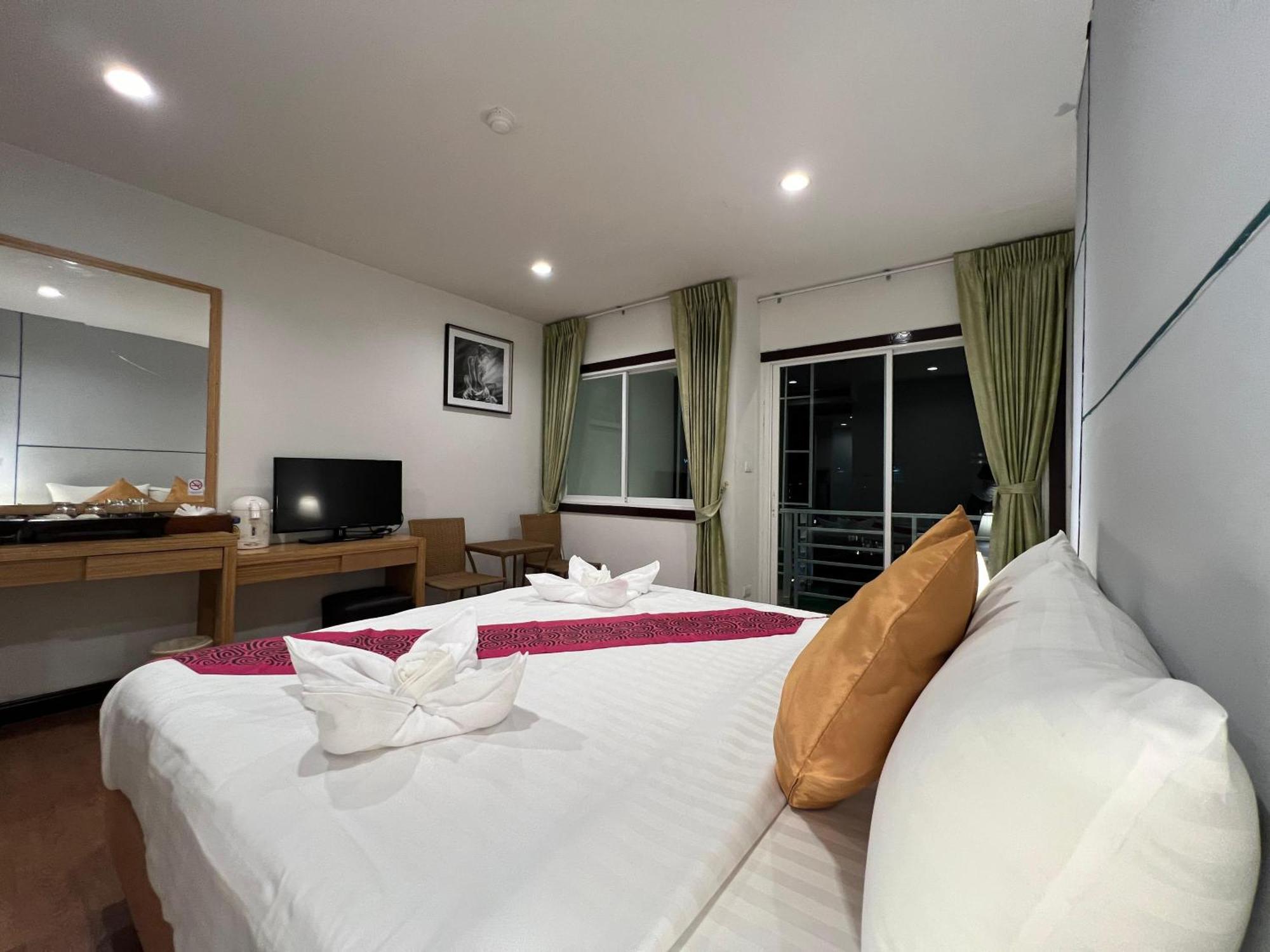 Zephyr Grand Hotel Patong Buitenkant foto
