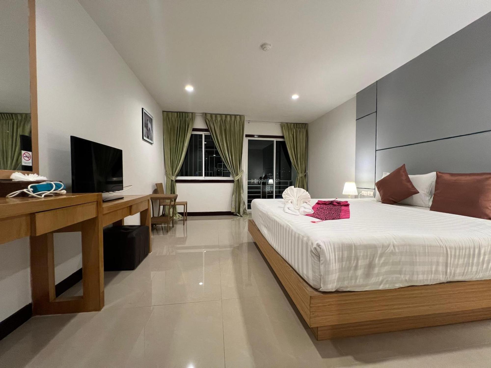 Zephyr Grand Hotel Patong Buitenkant foto