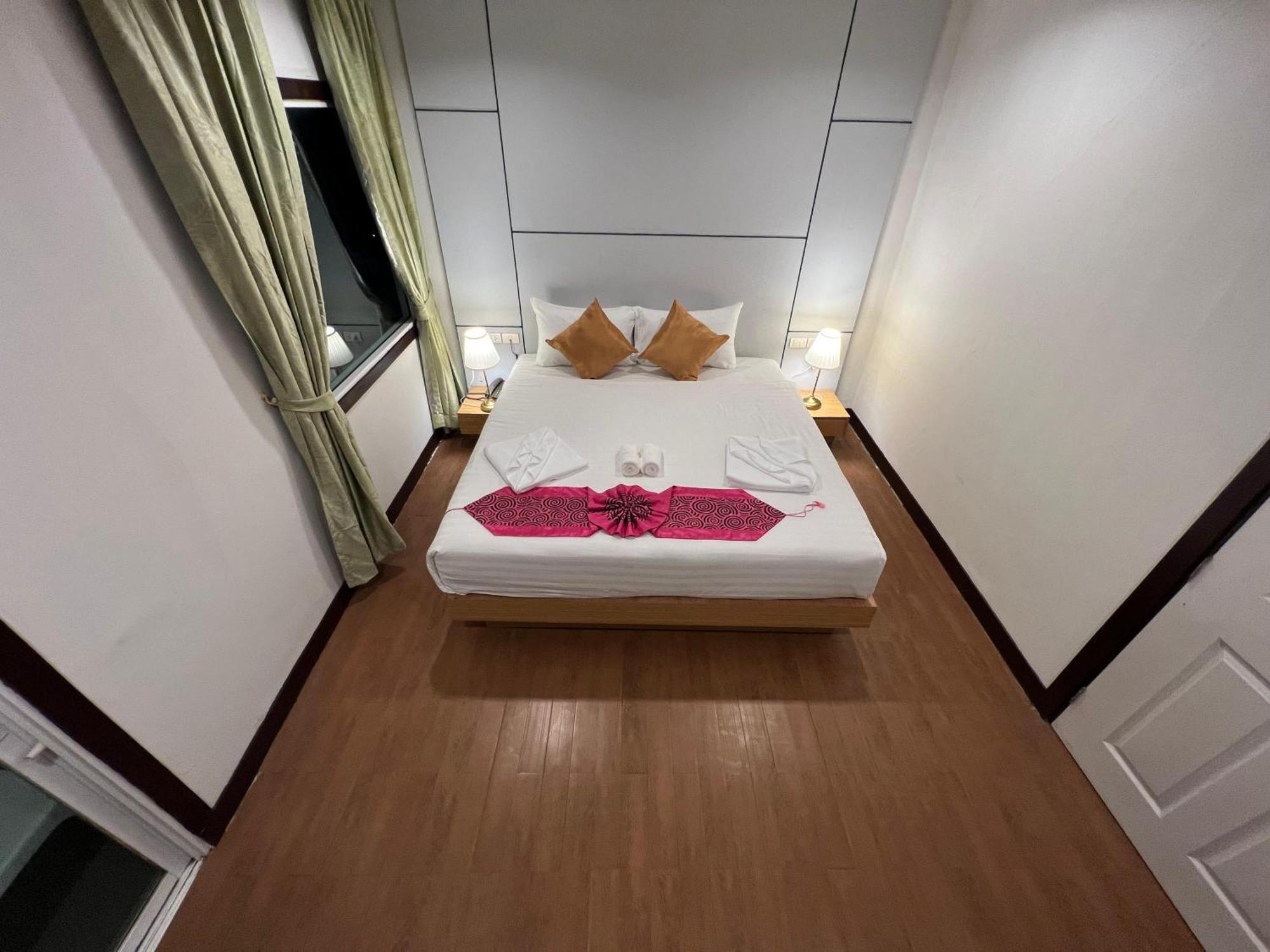 Zephyr Grand Hotel Patong Buitenkant foto
