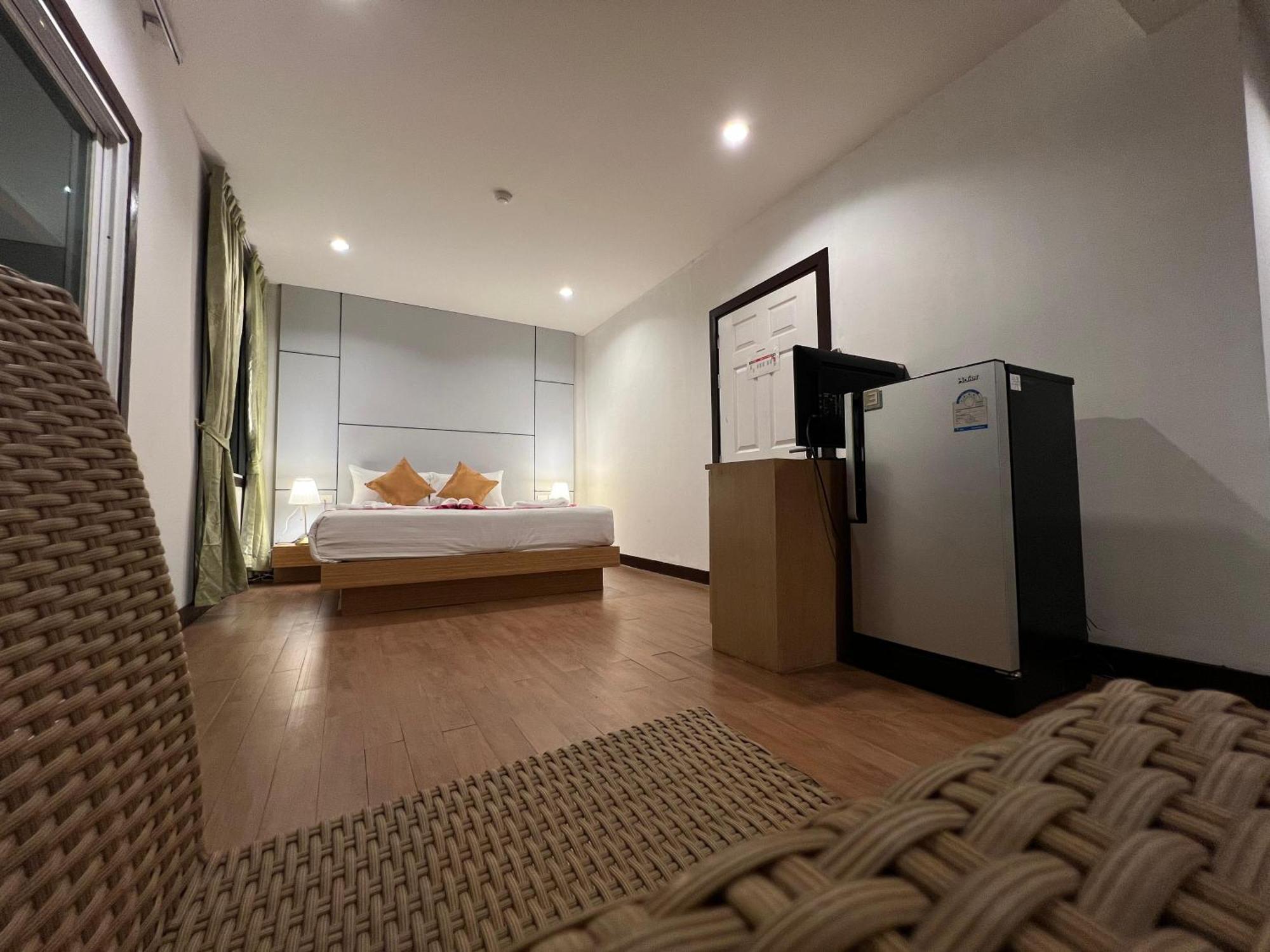Zephyr Grand Hotel Patong Buitenkant foto