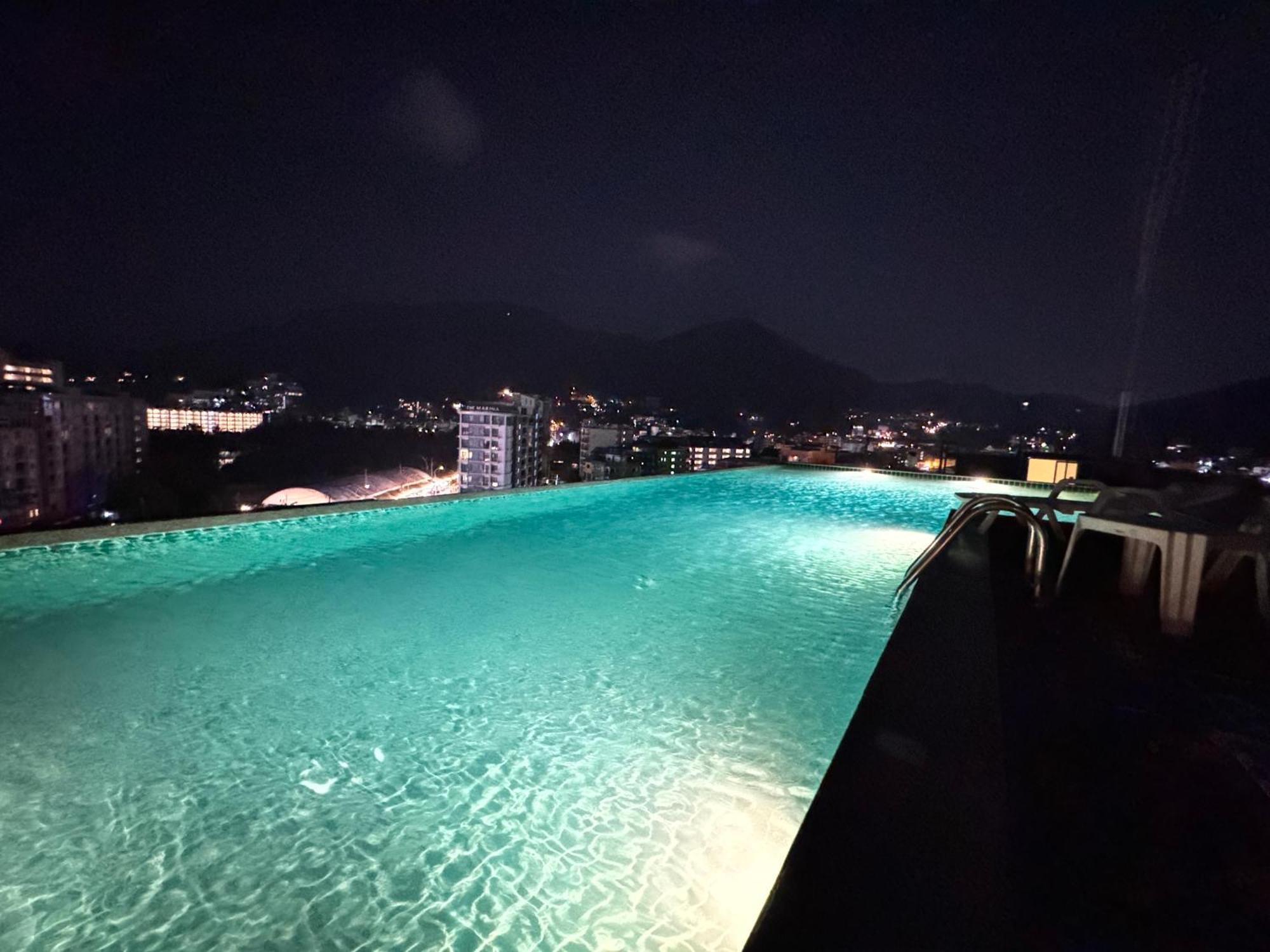 Zephyr Grand Hotel Patong Buitenkant foto
