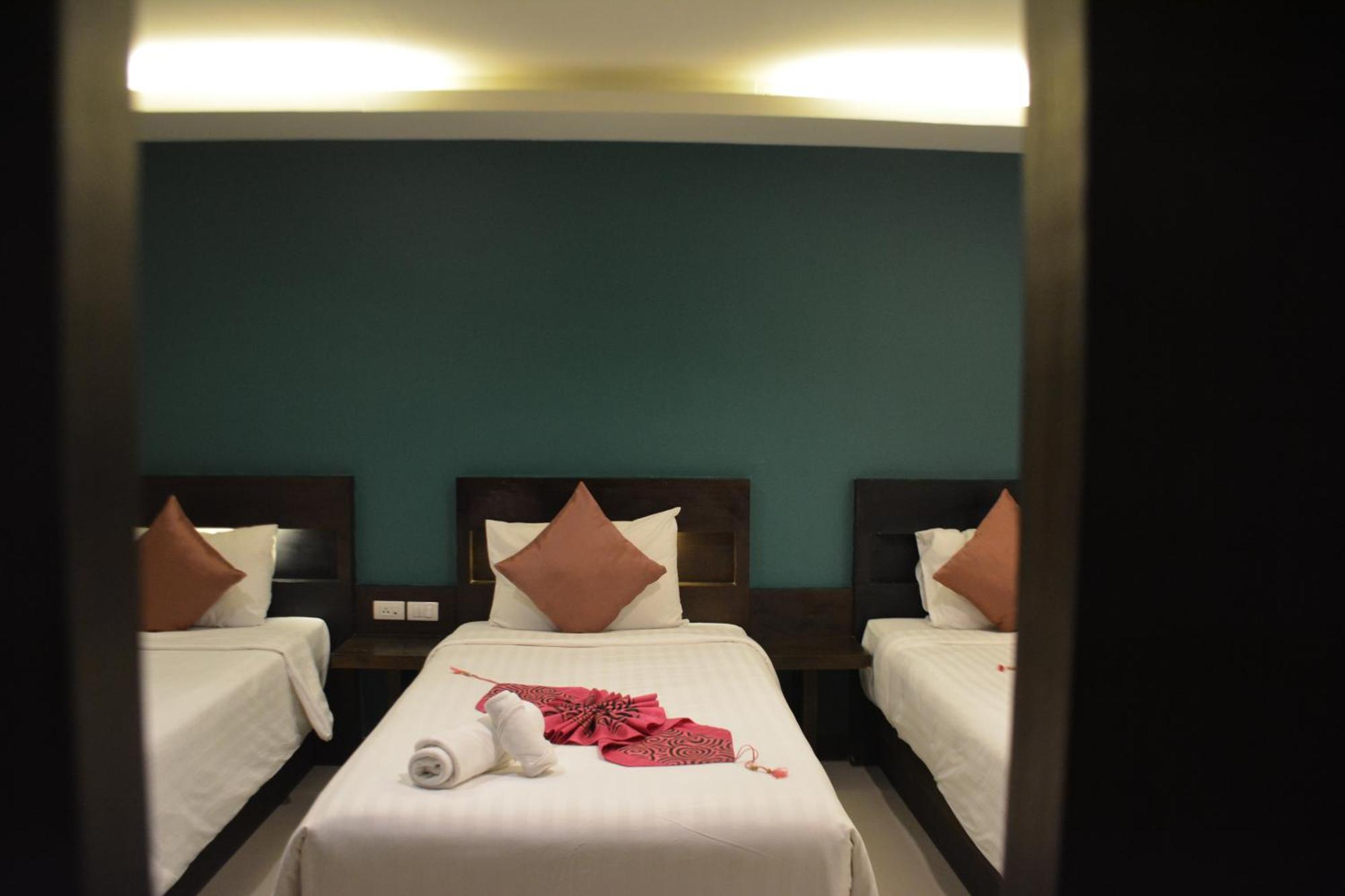 Zephyr Grand Hotel Patong Buitenkant foto