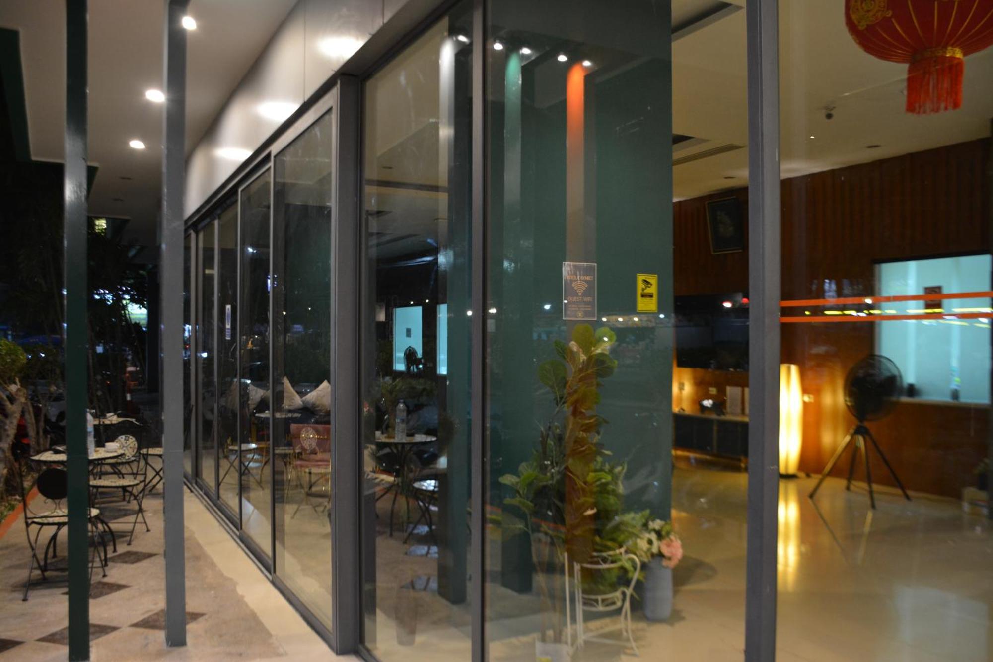 Zephyr Grand Hotel Patong Buitenkant foto