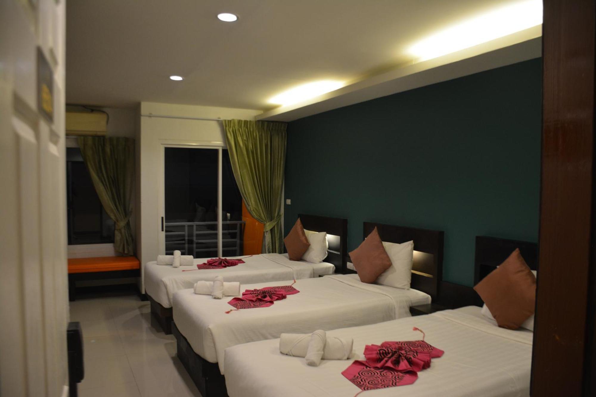 Zephyr Grand Hotel Patong Buitenkant foto