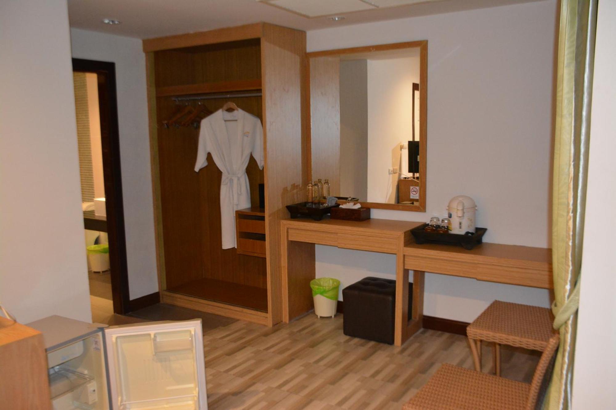 Zephyr Grand Hotel Patong Buitenkant foto