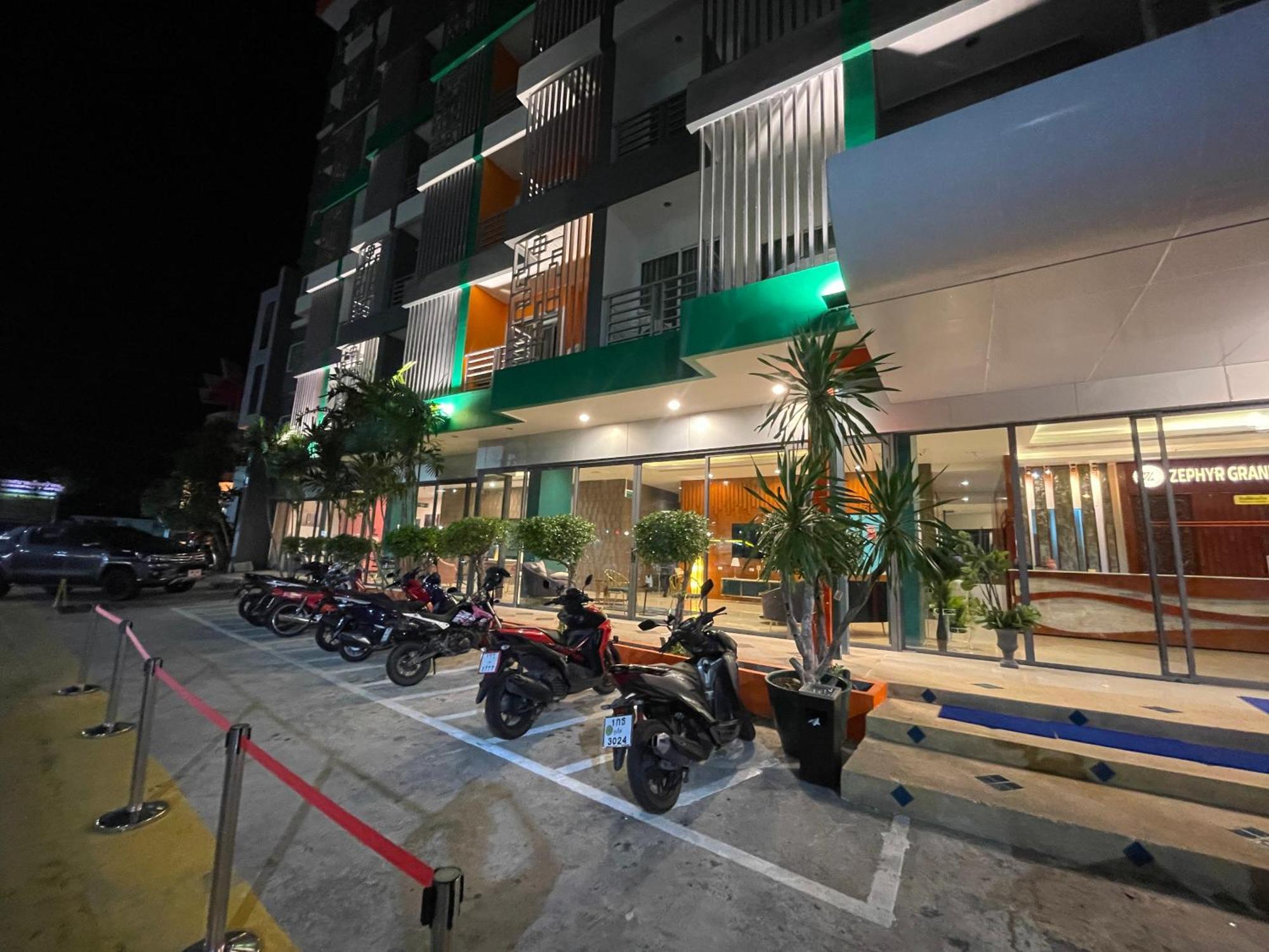 Zephyr Grand Hotel Patong Buitenkant foto