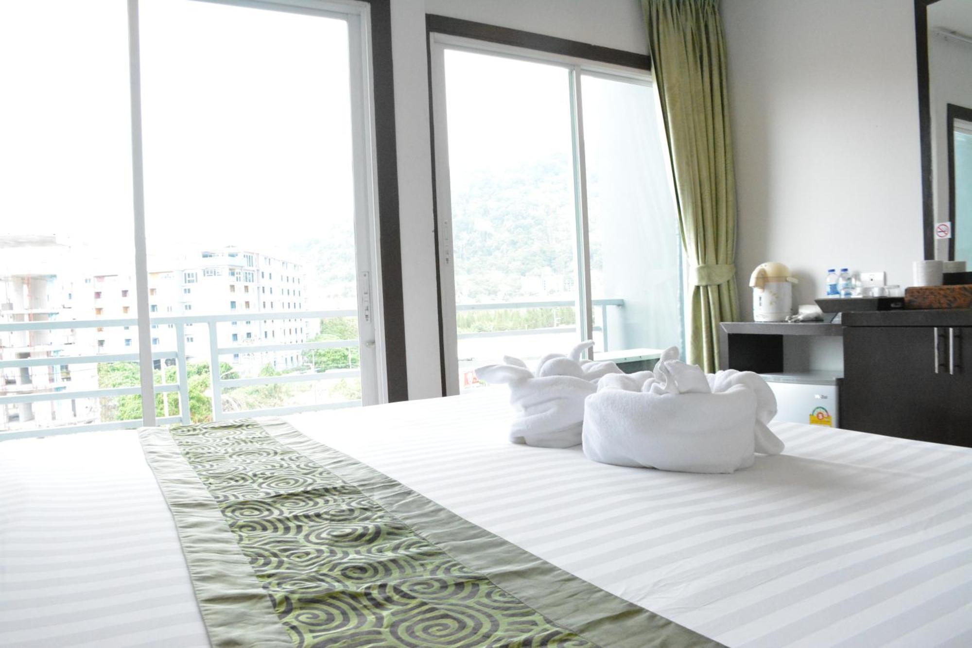 Zephyr Grand Hotel Patong Buitenkant foto