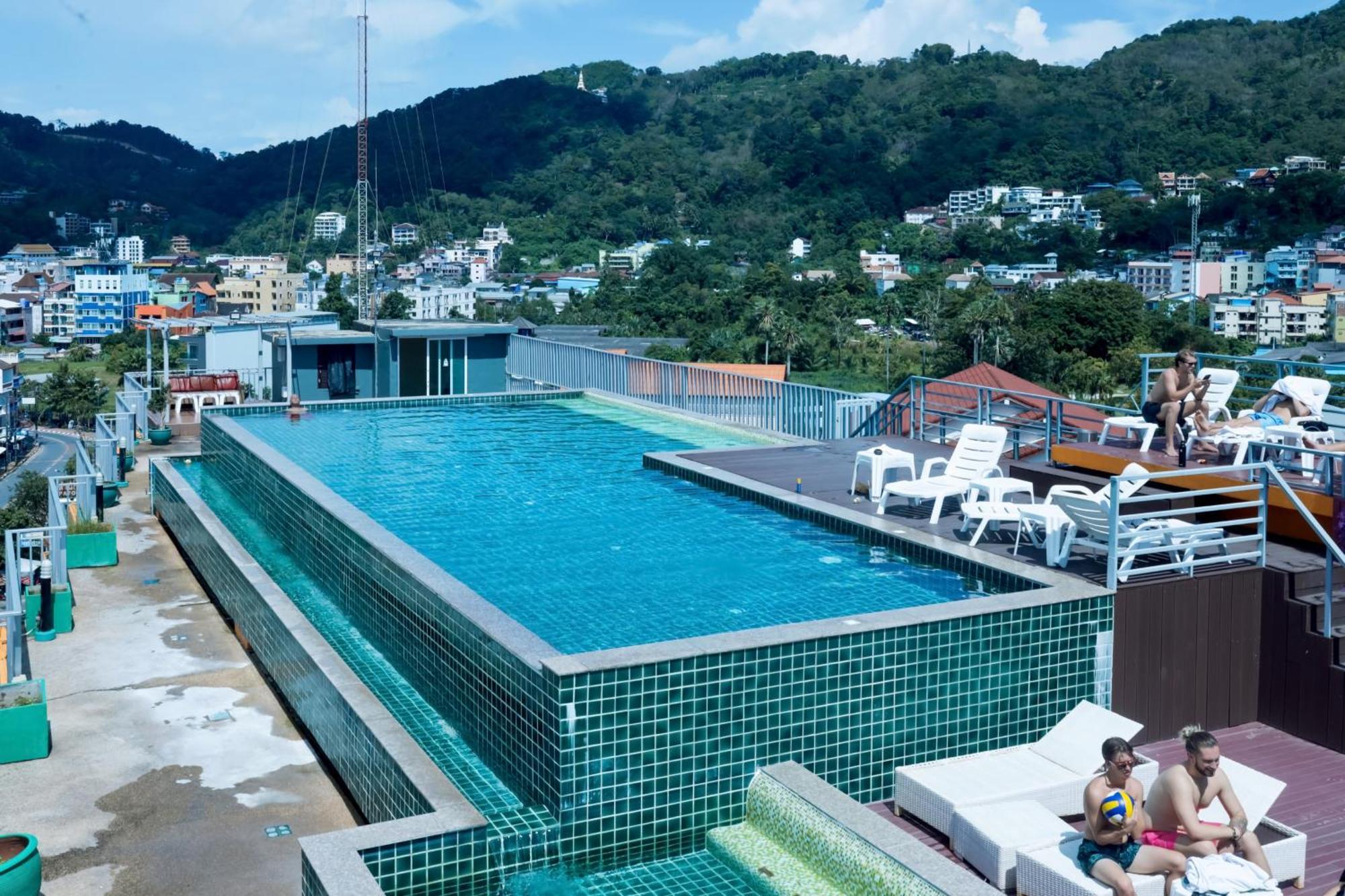 Zephyr Grand Hotel Patong Buitenkant foto