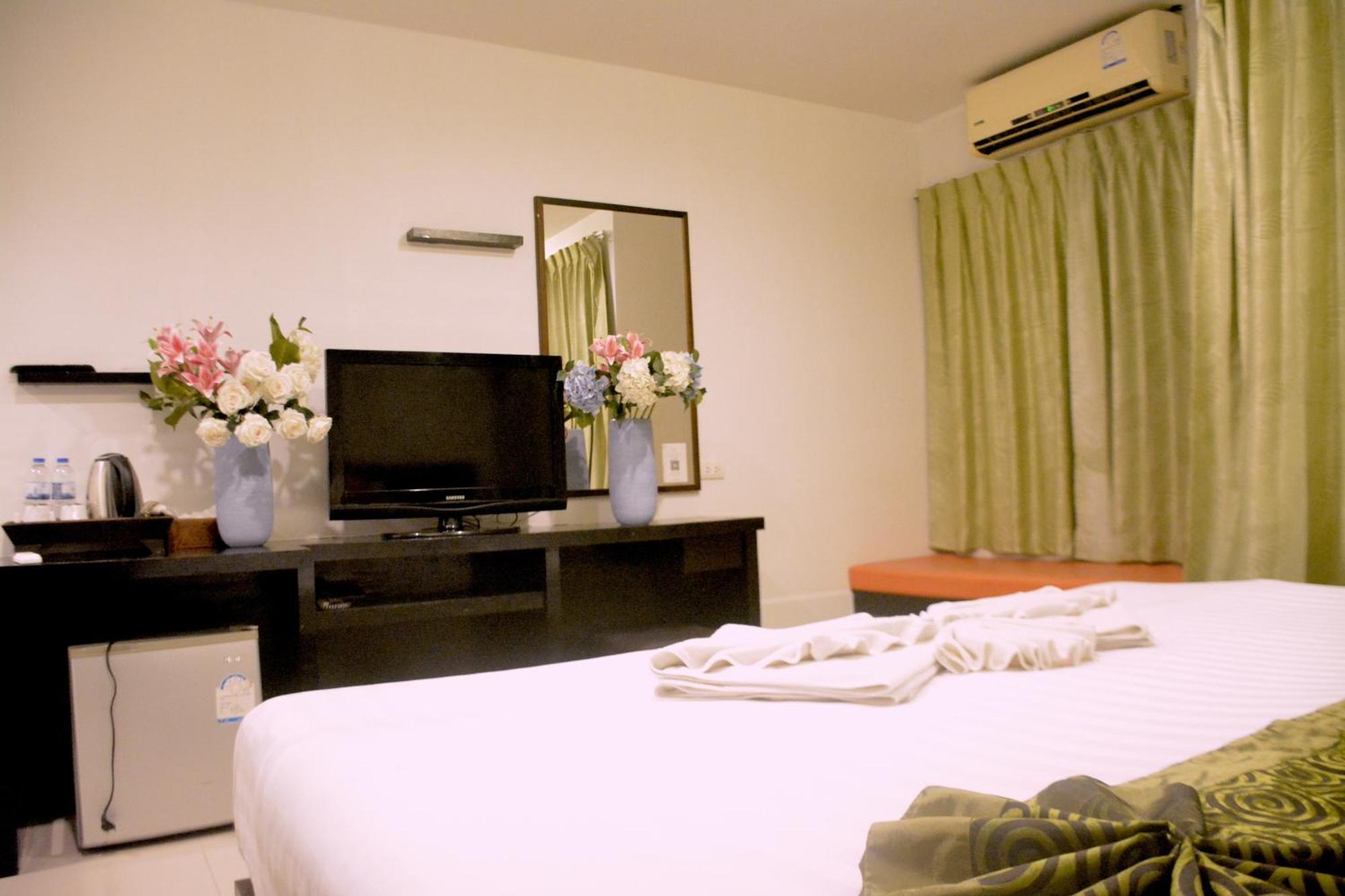 Zephyr Grand Hotel Patong Buitenkant foto