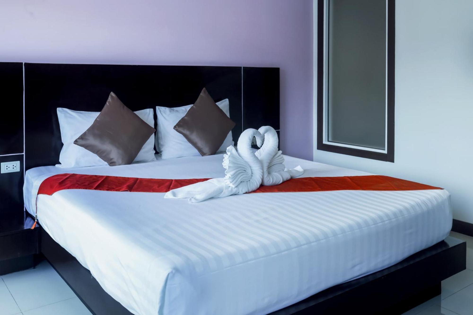 Zephyr Grand Hotel Patong Buitenkant foto