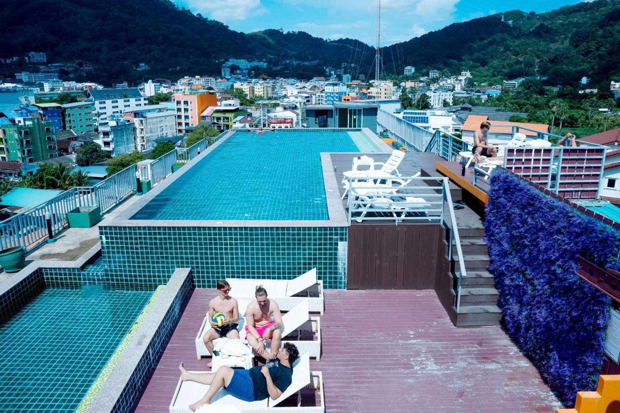 Zephyr Grand Hotel Patong Buitenkant foto